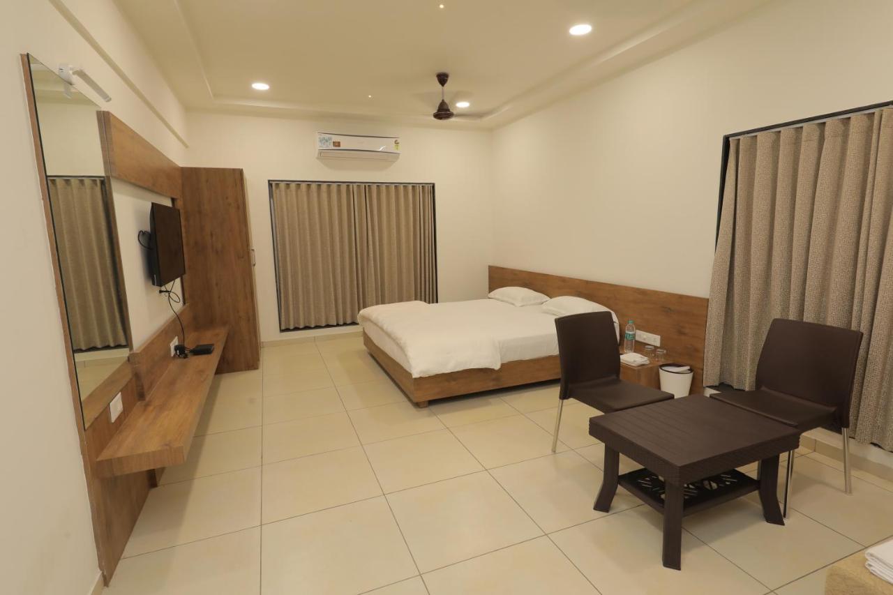 Hotel Revive Veraval エクステリア 写真
