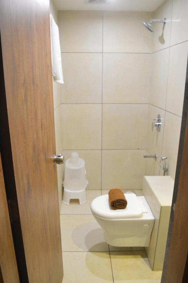 Hotel Revive Veraval エクステリア 写真