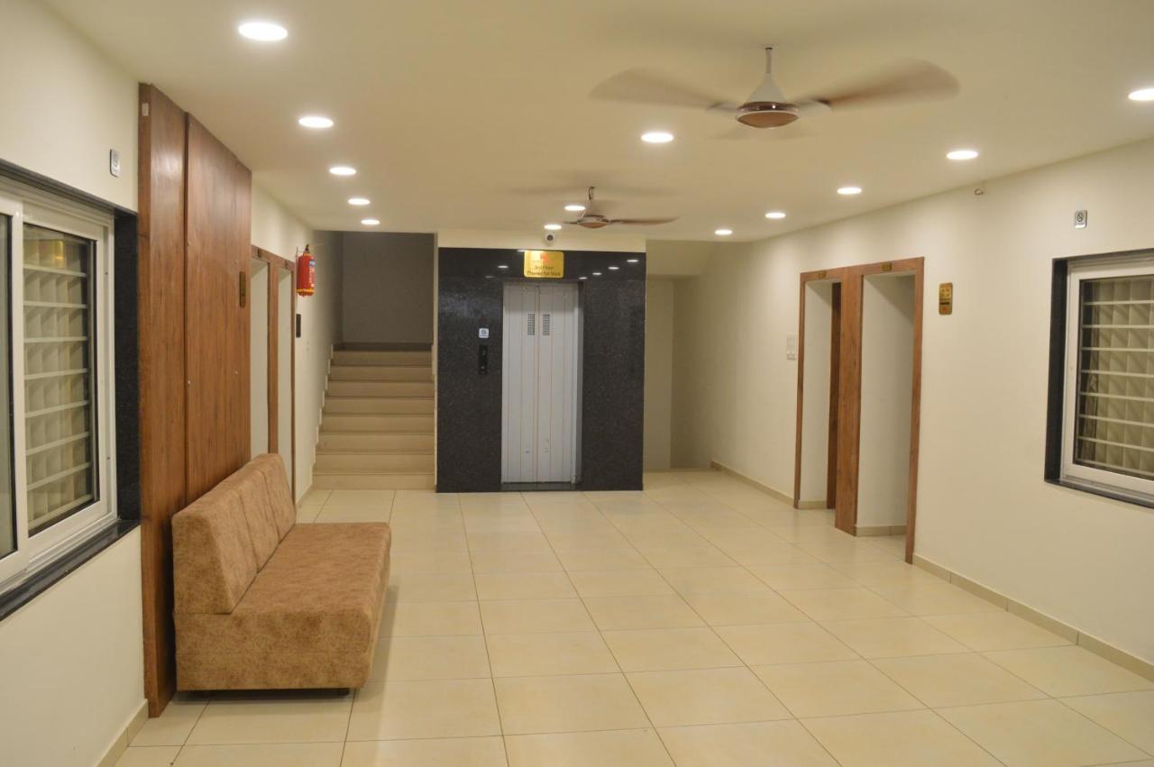 Hotel Revive Veraval エクステリア 写真
