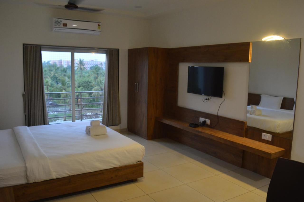 Hotel Revive Veraval エクステリア 写真