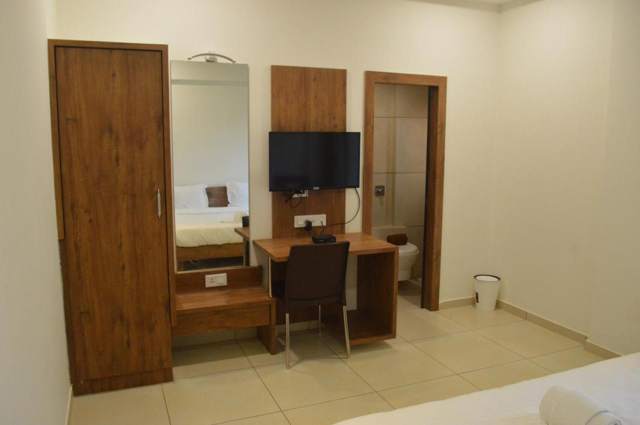 Hotel Revive Veraval エクステリア 写真