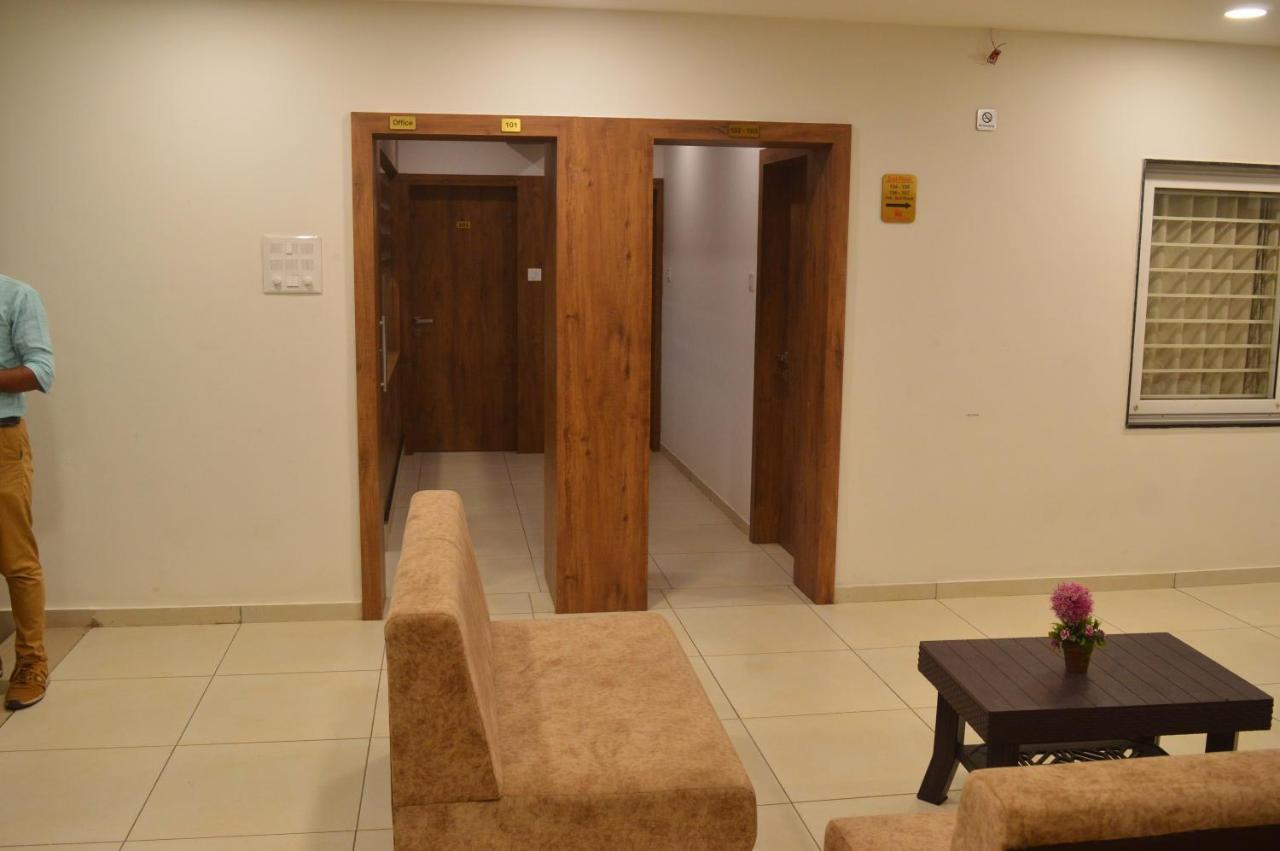 Hotel Revive Veraval エクステリア 写真