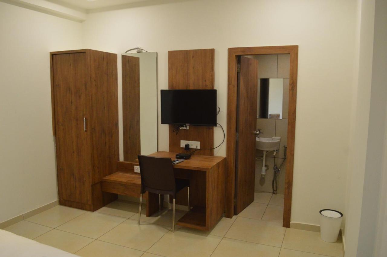 Hotel Revive Veraval エクステリア 写真